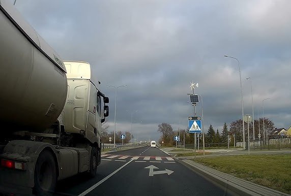 Czy w przedstawionej sytuacji, pomimo zachowania szczególnej ostrożności,  obowiązuje Cię zakaz wyprzedzania ?